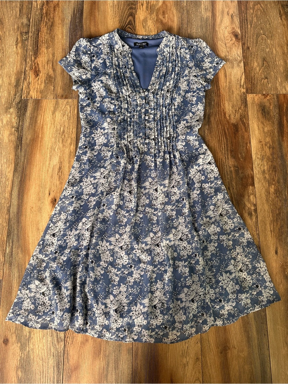 Roz & Ali Blue and White Floral Pintuck Casual Dress
